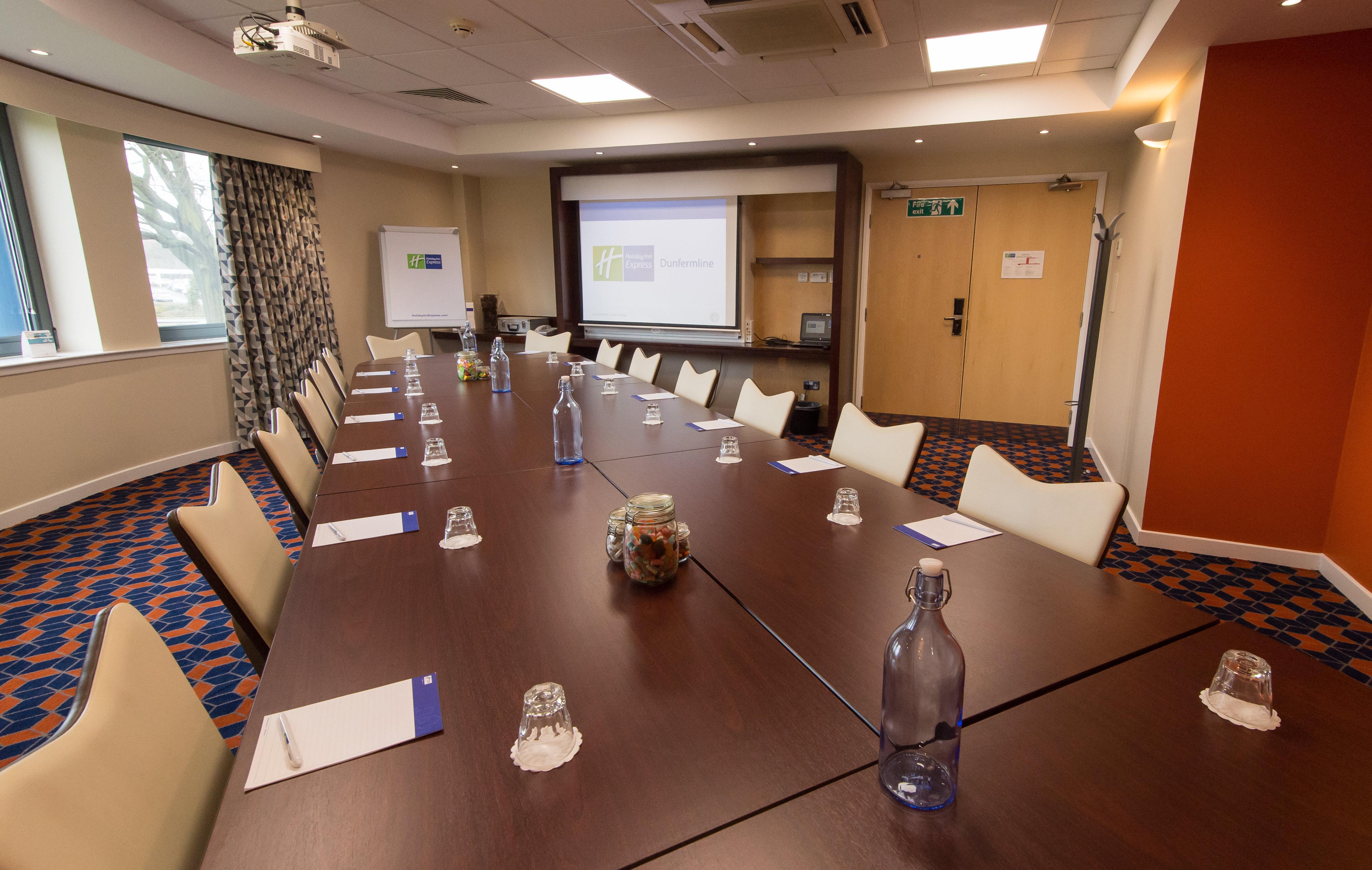 Holiday Inn Express Dunfermline By Ihg Екстериор снимка